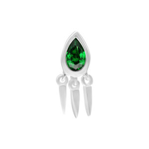Embout en cristal vert émeraude en argent avec trois pendentifs sur fond blanc