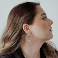 Élégant embout Push Fit en argent Femme avec embout Push Fit en argent à l'oreille, de profil sur fond blanc