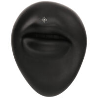 Bijou de visage noir avec motif lèvres Visage noir avec lèvres et petit ornement floral argenté sur fond blanc