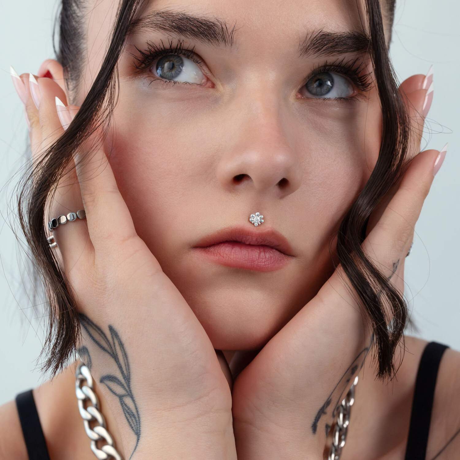 Embout Odette Push Fit Argenté Femme avec piercing en cristal argenté sur le visage, gros plan