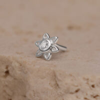 Embout de piercing fleur argentée Embout fleur argentée avec cristal sur pierre beige