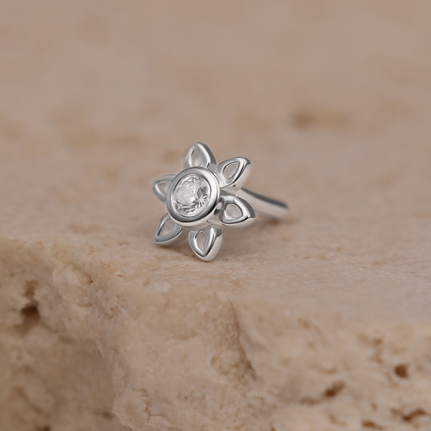Embout de piercing fleur argentée Embout fleur argentée avec cristal sur pierre beige