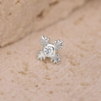 Embout de piercing Push Fit argenté en forme de feuille avec cristal clair sur fond sableux