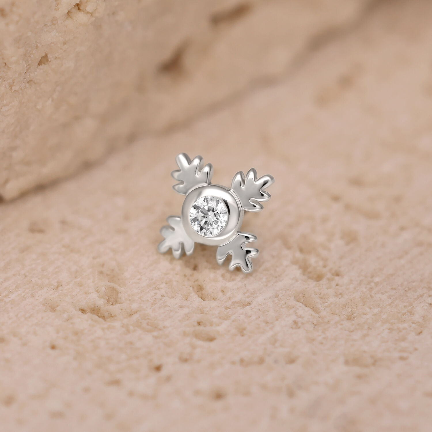 Embout de piercing Push Fit argenté en forme de feuille avec cristal clair sur fond sableux
