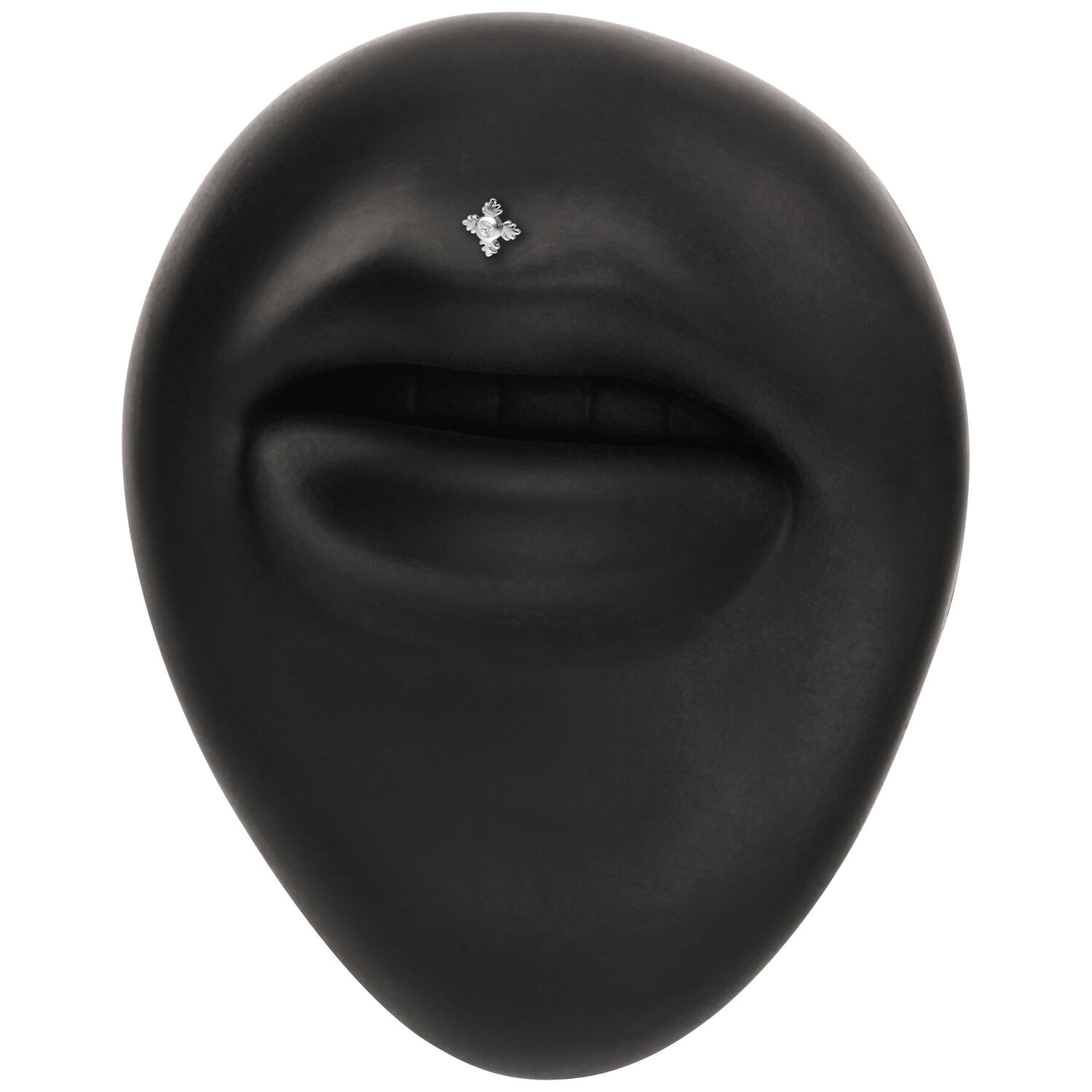 Tête de sculpture noire avec embout piercing en cristal clair au-dessus des lèvres sur fond blanc