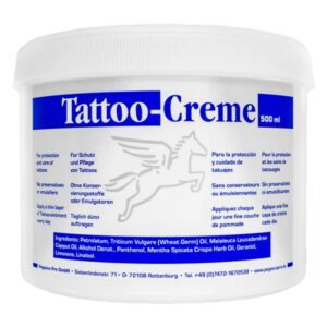 Pot blanc de Crème Tattoo Pegasus avec étiquette bleue et logo sur fond blanc