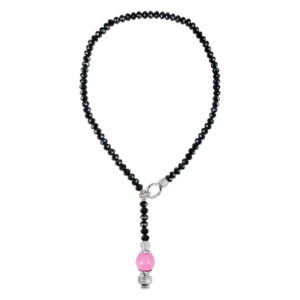 Chaîne de perles noires avec pendentif en cristal rose sur fond blanc
