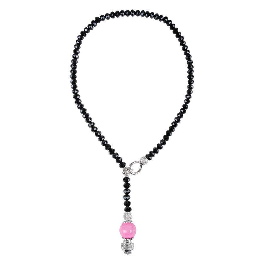 Chaîne noire avec pendentif en cristal rose Chaîne de perles noires avec pendentif en cristal rose sur fond blanc