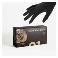 Boîte noire avec motif de piranha, gants en latex noirs en arrière-plan