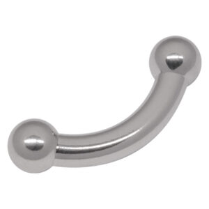 Piercing intime courbé en argent avec deux boules sur fond blanc