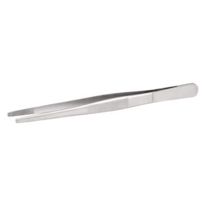 Pince anatomique en acier inoxydable argentée sur fond blanc