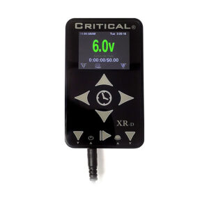 Alimentation tattoo noire XR-D de Critical sur fond blanc