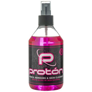 Flacon rose de Proton Stencil Remover avec étiquette noire sur fond blanc