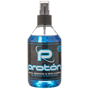 Flacon de Proton Stencil Remover Blue avec tête de pulvérisation sur fond blanc