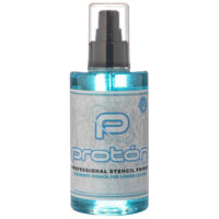 Proton Stencil Primer 200ml pour tatoueurs Bouteille transparente de 200ml de Proton Stencil Primer avec étiquette bleue sur fond blanc