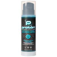 Proton Airless Stencil Primer en bleu, bouteille de 250ml sur fond blanc