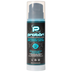 Proton Airless Stencil Primer en bleu, bouteille de 250ml sur fond blanc