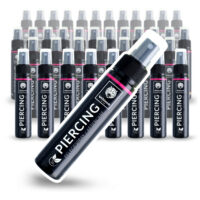 Boîte de spray pour piercing 40 x 60ml de Wildcat Plusieurs flacons pulvérisateurs noirs avec logo Wildcat et inscription Soin pour piercing sur fond blanc