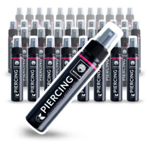 Plusieurs flacons pulvérisateurs noirs avec logo Wildcat et inscription Soin pour piercing sur fond blanc