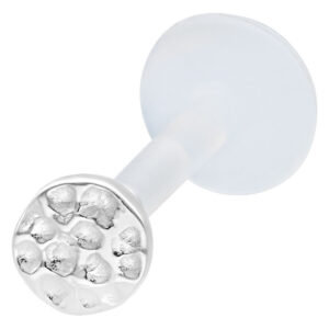 Piercing labret en argent avec embout martelé sur fond blanc