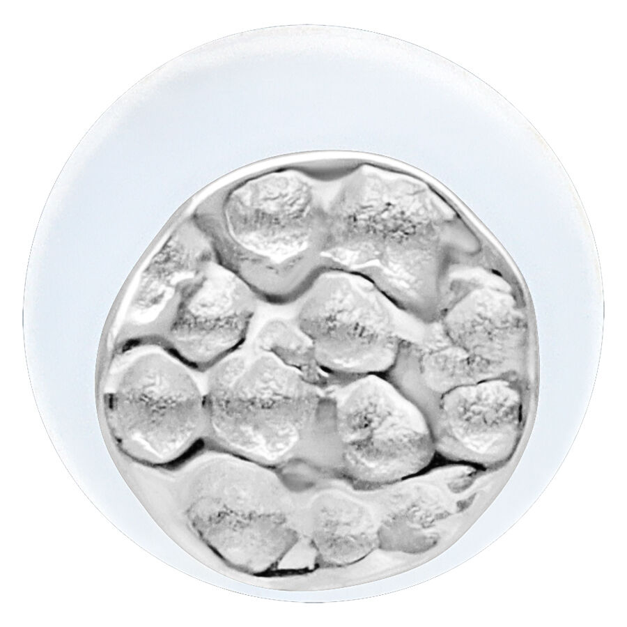 Labret en argent avec surface martelée Gros plan d'un labret en argent avec surface martelée sur fond blanc