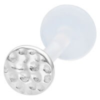 Labret en argent martelé avec Push Fit Labret en argent avec surface martelée sur fond blanc