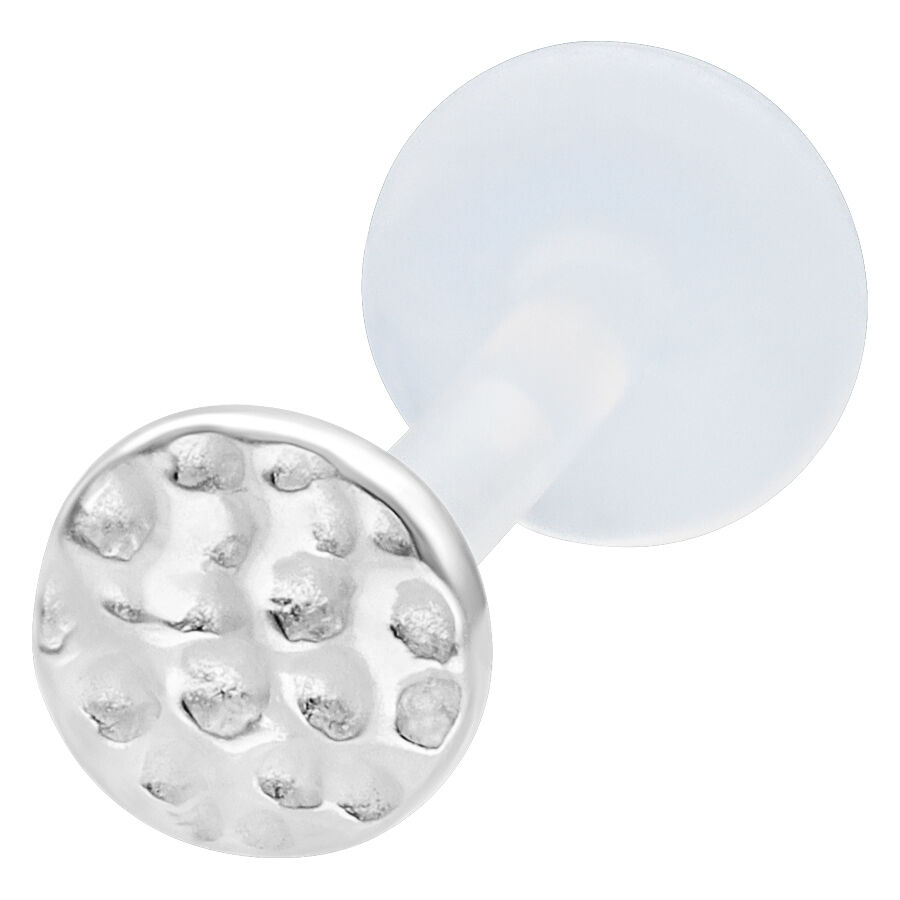 Labret en argent martelé avec Push Fit Labret en argent avec surface martelée sur fond blanc