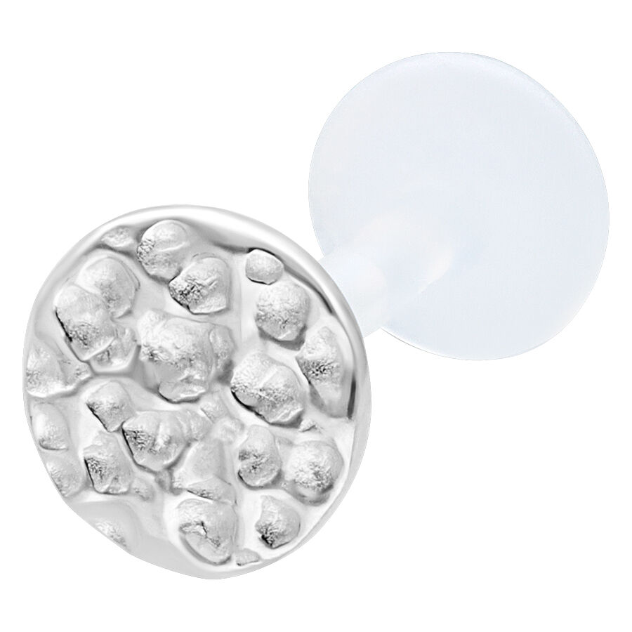 Labret argenté avec design martelé sur fond blanc