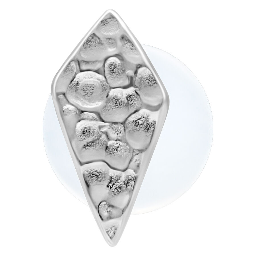 Labret rhombus en argent avec design martelé sur fond blanc