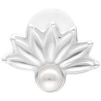 Labret Pearl Peacock argenté 5,0 mm Labret argenté avec motif de paon et embout perle sur fond blanc