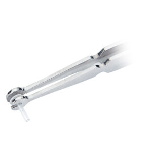 Pince à labret en argent en acier chirurgical sur fond blanc