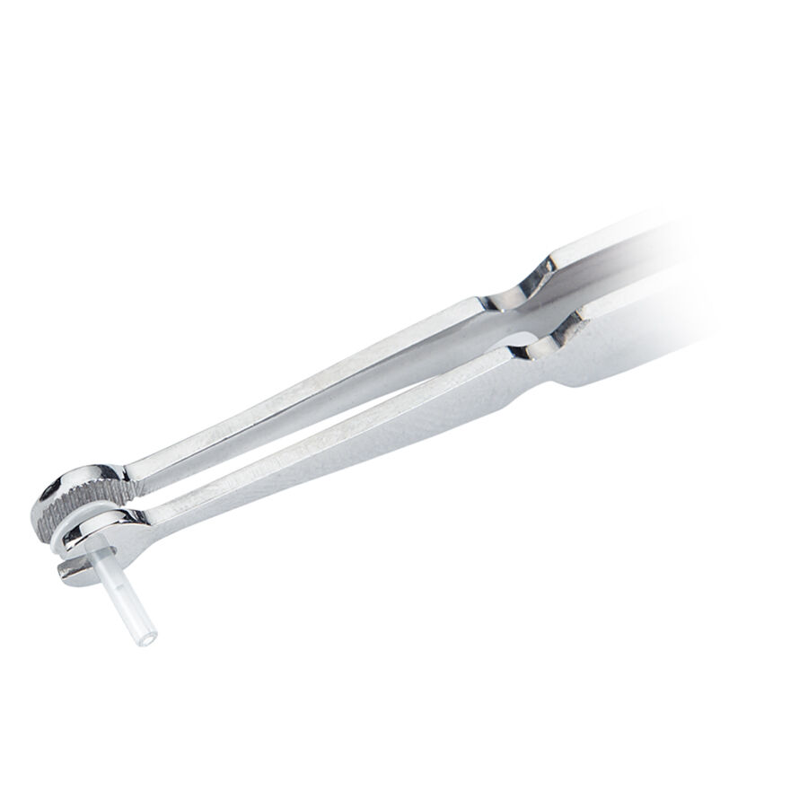 Pince à labret en argent en acier chirurgical sur fond blanc