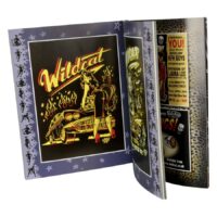 Livre ouvert avec graphique Wildcat Rock'n'Roll et design Voodoo