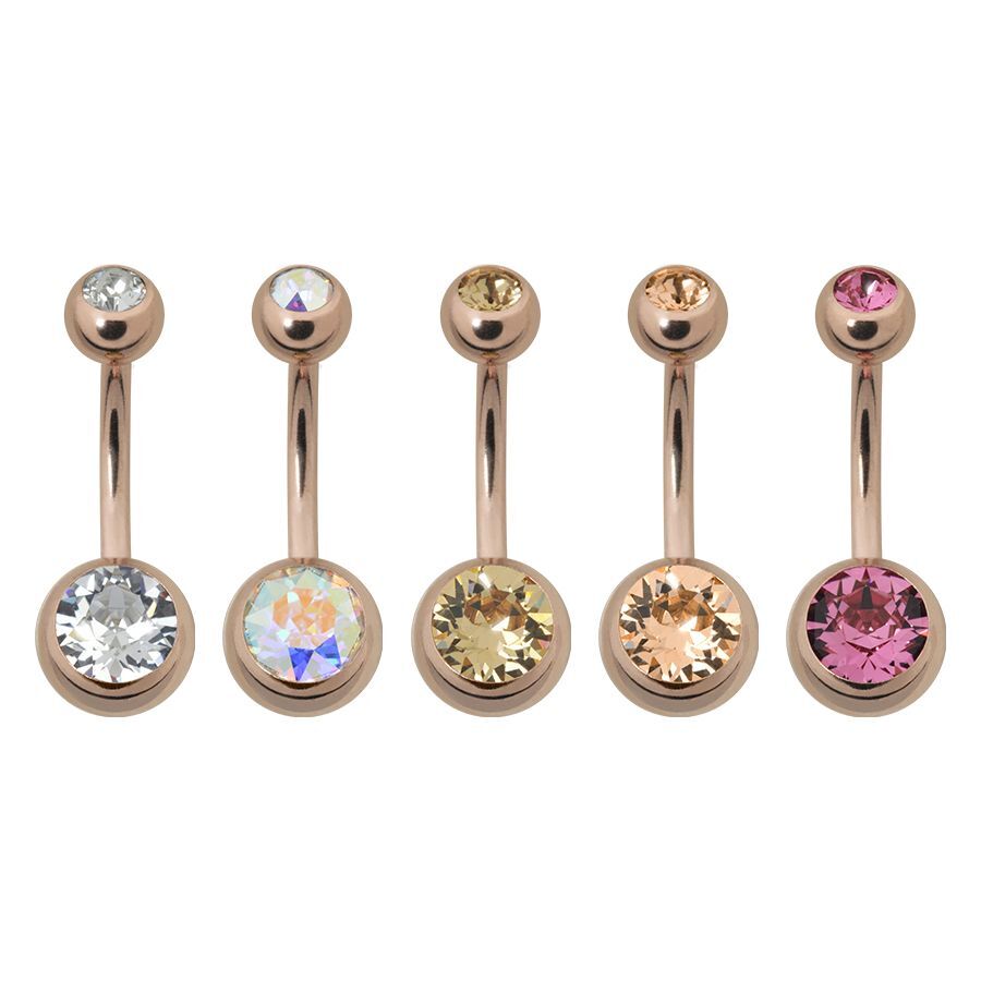 Piercing de nombril en or rose avec cristaux Cinq piercings de nombril en or rose avec cristaux clairs et colorés sur fond blanc