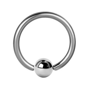 Anneau de piercing argenté en acier chirurgical avec fermeture à bille, sur fond blanc