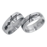 Ensemble de bagues Always and Forever en argent Deux bagues en argent avec gravure noire 'always' et 'forever' sur fond blanc