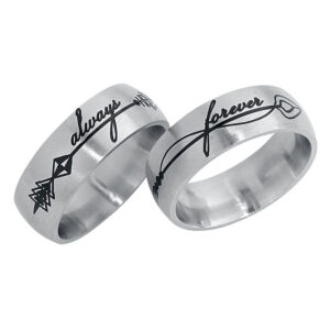 Deux bagues en argent avec gravure noire 'always' et 'forever' sur fond blanc