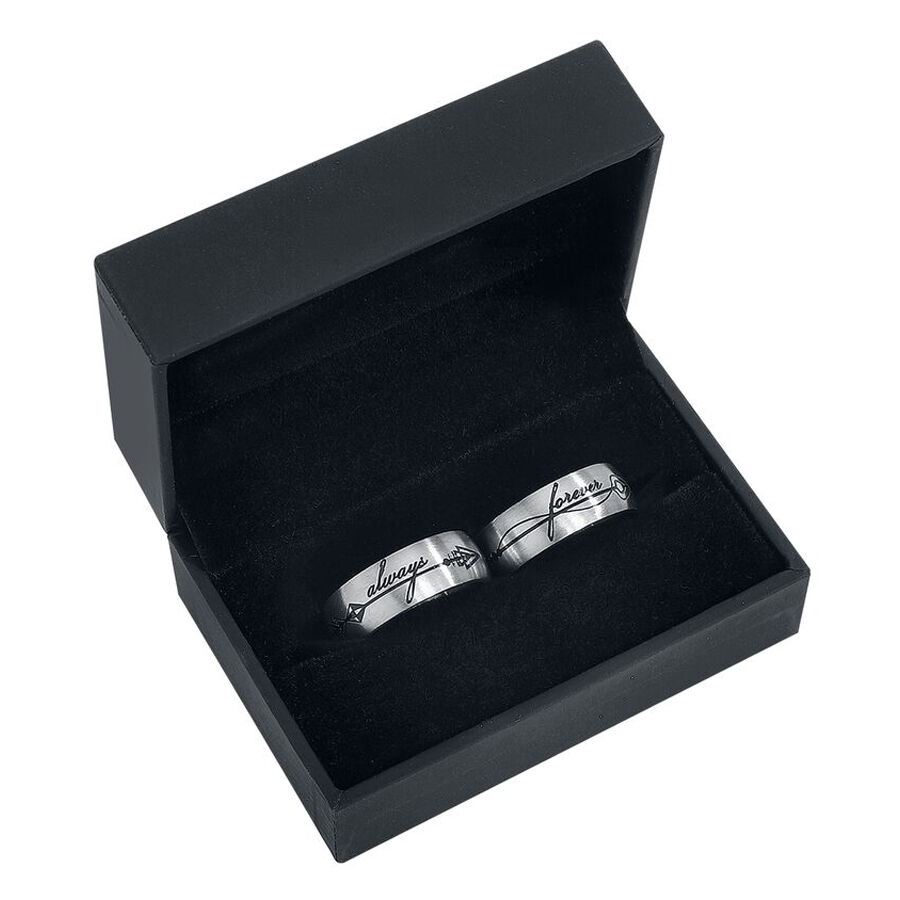 Ensemble de bagues argentées dans une boîte à bijoux noire Bagues argentées en acier chirurgical dans une boîte noire sur fond noir