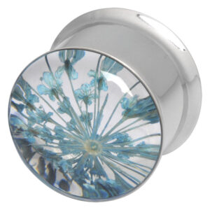 Plug argenté avec décoration florale bleue et insert en verre transparent sur fond blanc