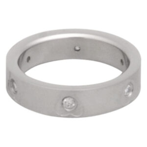 Bague en acier chirurgical argenté avec cristaux clairs sur fond blanc