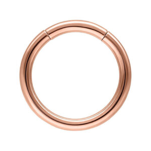 Segmentring en or rose avec un diamètre de 10mm sur fond blanc