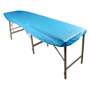 Protège-matelas bleu sur table de massage avec fond neutre