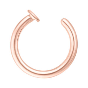 Anneau de nez ouvert en acier chirurgical plaqué or rose sur fond blanc