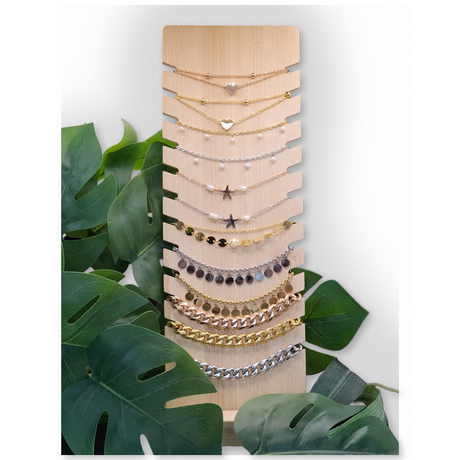 Présentoir noir pour bracelets et colliers Présentoir en bois avec accents en similicuir noir, entouré de plantes
