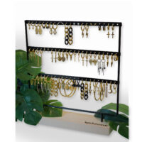 Présentoir noir pour hoops avec bijoux Présentoir Wildcat noir pour boucles d'oreilles avec hoops dorés sur base en bois