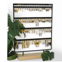 Présentoir noir pour Little Hoops avec base en bois Présentoir noir pour boucles d'oreilles avec plusieurs Little Hoops dorés sur base en bois