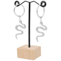 Présentoir à boucles d'oreilles noir avec boucles d'oreilles serpent Présentoir en métal noir avec boucles d'oreilles serpent en argent sur socle en bois