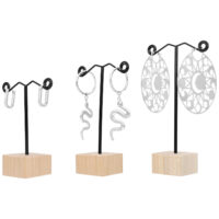 Présentoir à boucles d'oreilles en bois noir Trois présentoirs à boucles d'oreilles noirs avec base en bois, deux avec des boucles d'oreilles en argent