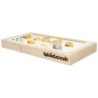 Présentoir à bagues noir de Wildcat Cadre en bois avec différents bagues sur fond blanc en présentoir