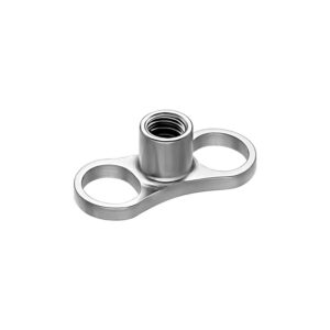 Silberner Titan Dermal Anchor mit zwei Löchern auf weißem Hintergrund